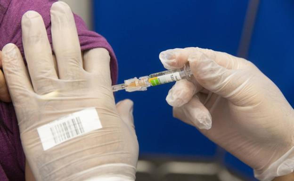 Dimite el comisionado de Sanidad en Torrevieja tras vacunarse fuera de turno