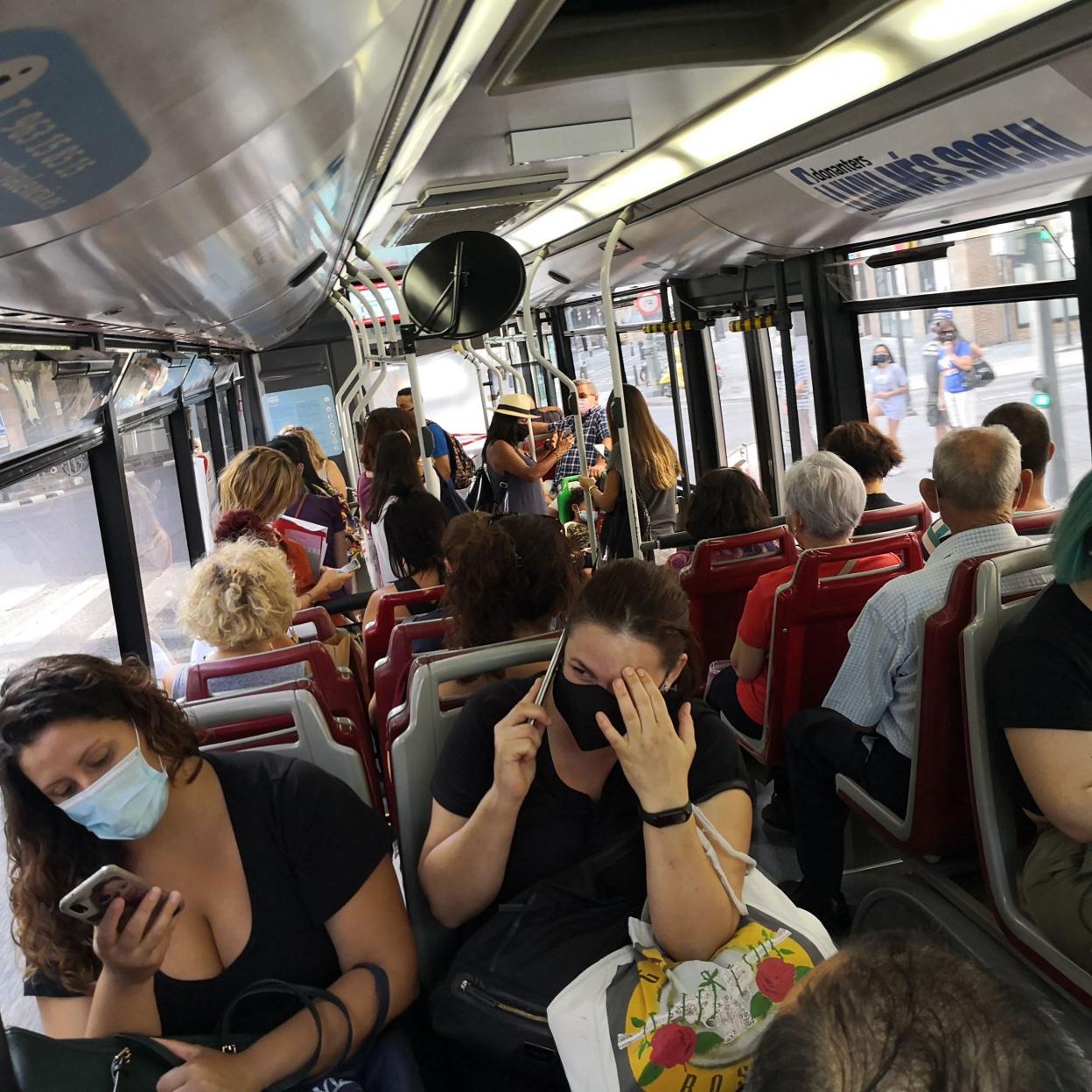 Un autobús lleno de pasajeros. i. arlandis