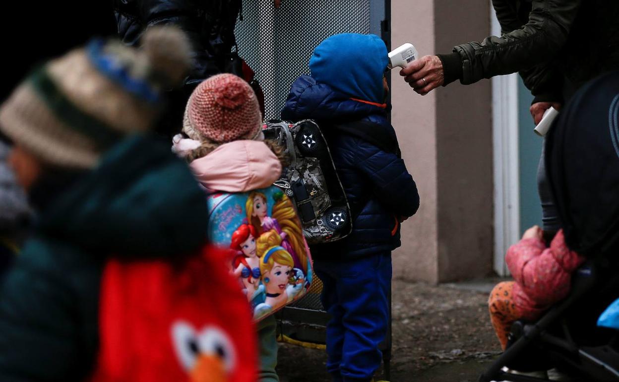 Niños vuelven a las aulas tras la Navidad. 