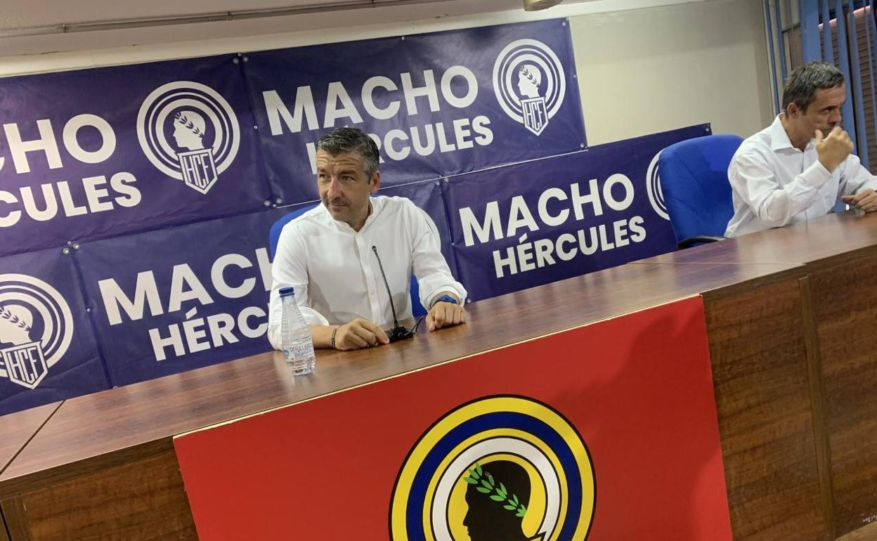 David Cubillo (i) y Carmelo del Pozo (d), el día de la presentación del entrenador del Hércules. 