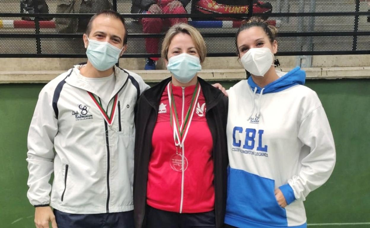 La deportista setabense junto a sus compañeros del Club Bádminton Leganés. 
