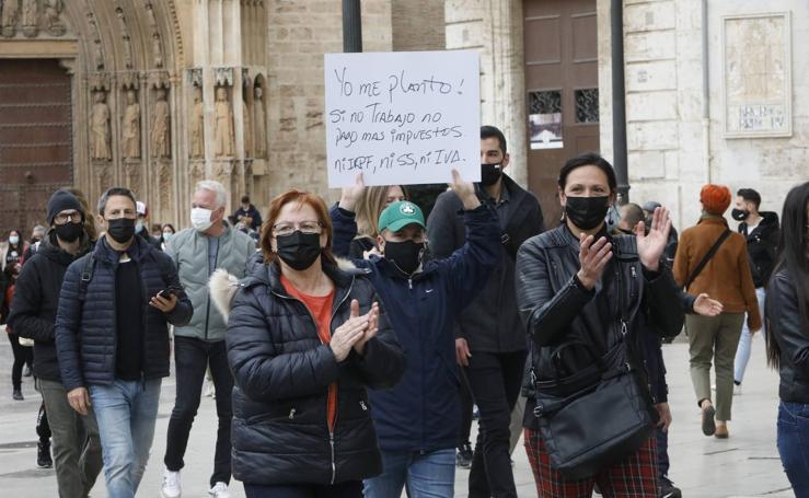 Cerca de 250 personas protestan en la plaza del Ayuntamiento de Valencia por el cierre de la hostelería