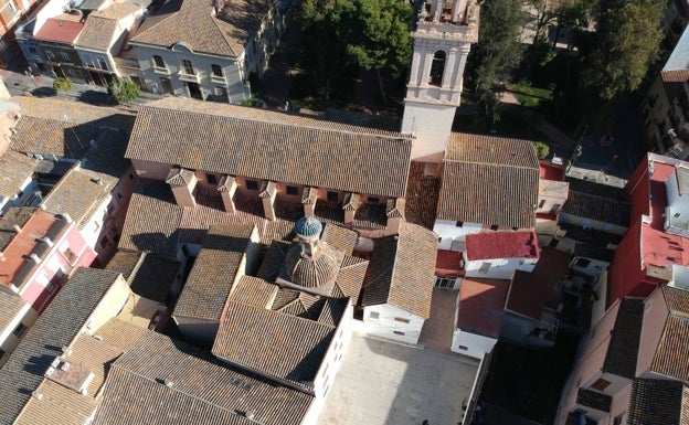 Imagen principal - El complejo eclesiástico que tapa la capilla de la comunión y el párroco que explica las diferentes fases de rehabilitación. 
