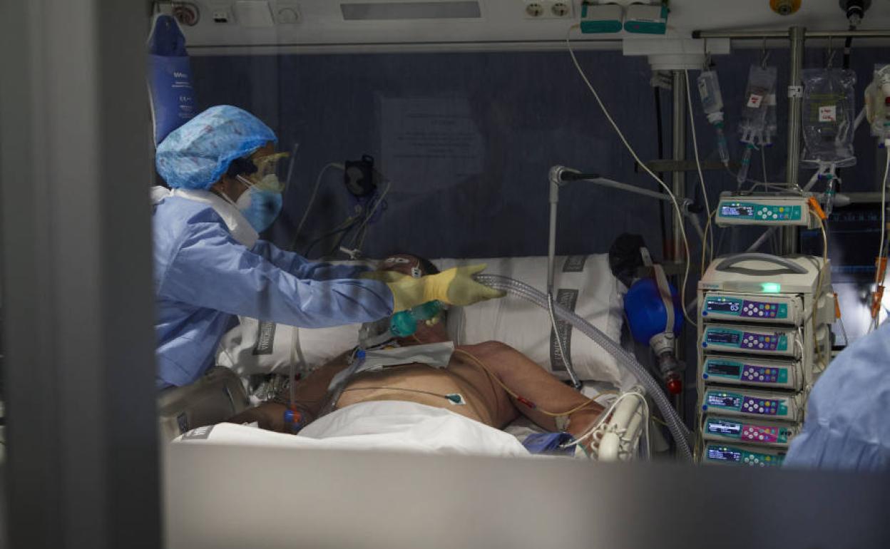 Paciente ingresado en la UCI del Hospital Arnau de Vilanova de Valencia.