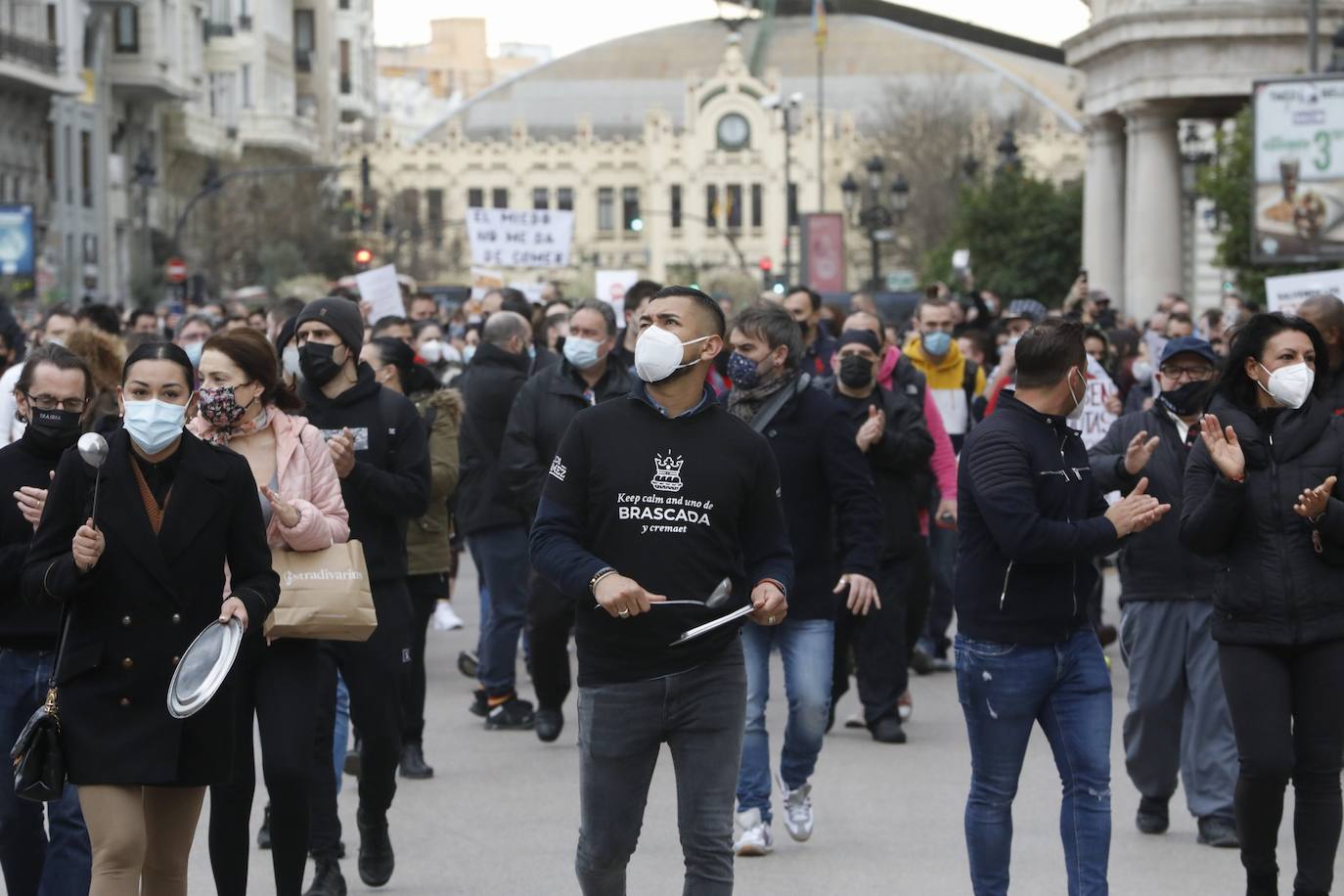 Alrededor de 250 personas han acudido este lunes a las puertas del Ayuntamiento de Valencia para protestar por el cierre de la hostelería, medida que decretó la semana pasada el Consell para combatir la tercera ola de coronavirus que tiene en jaque a los hospitales de la Comunitat. Sin embargo, ninguna asociación oficial ni patronal está detrás de esta convocatoria, según indican desde la Federación de Hosteleros de Valencia, la Coordinadora de Barrios de Hostelería de Valencia y la Asociación de Hosteleros de Ruzafa.