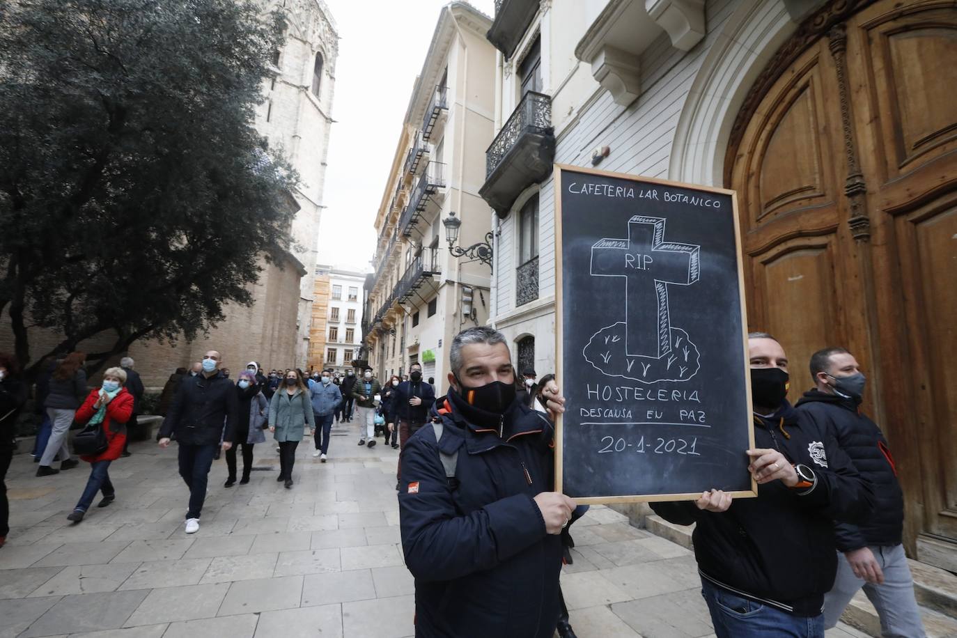 Alrededor de 250 personas han acudido este lunes a las puertas del Ayuntamiento de Valencia para protestar por el cierre de la hostelería, medida que decretó la semana pasada el Consell para combatir la tercera ola de coronavirus que tiene en jaque a los hospitales de la Comunitat. Sin embargo, ninguna asociación oficial ni patronal está detrás de esta convocatoria, según indican desde la Federación de Hosteleros de Valencia, la Coordinadora de Barrios de Hostelería de Valencia y la Asociación de Hosteleros de Ruzafa.