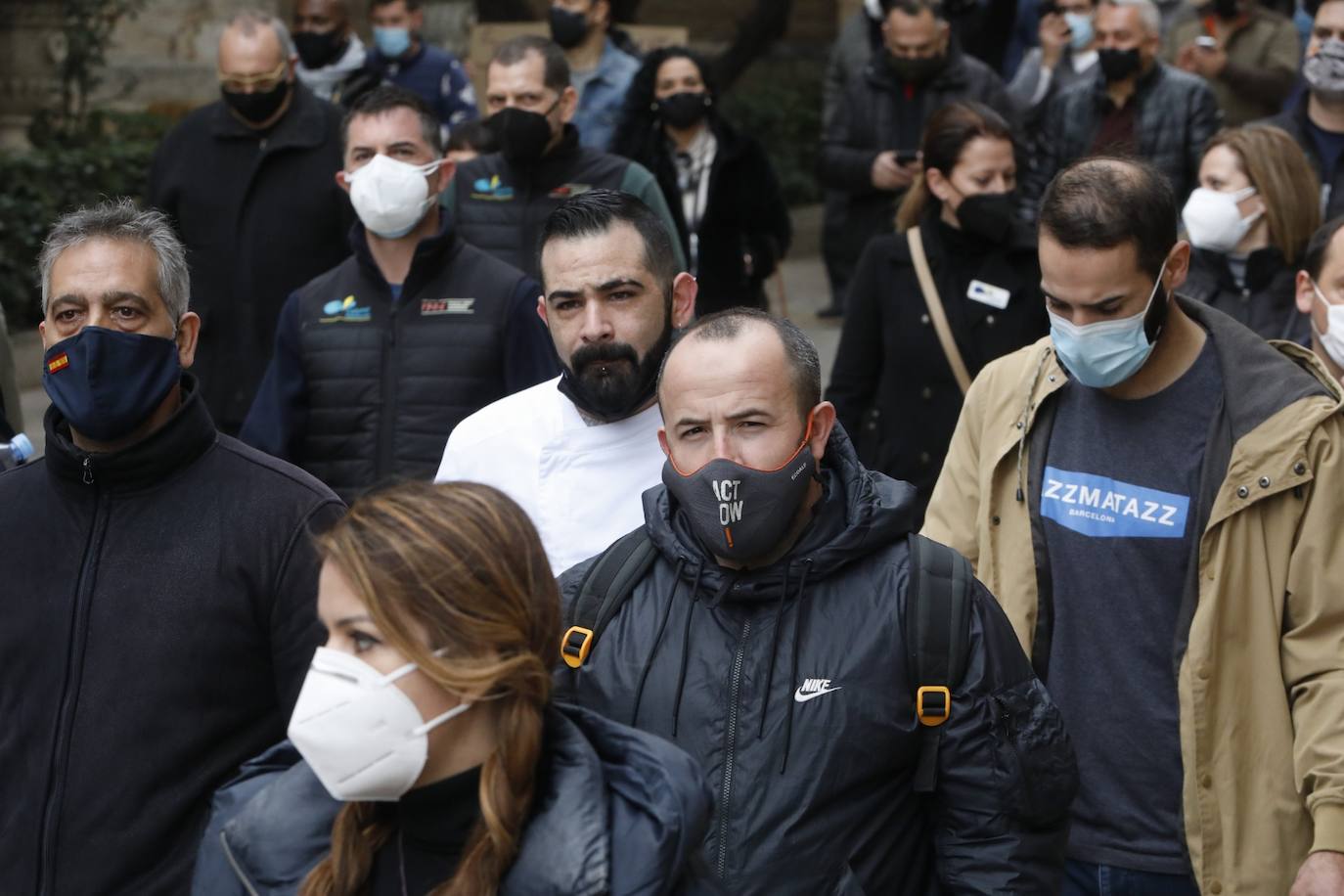 Alrededor de 250 personas han acudido este lunes a las puertas del Ayuntamiento de Valencia para protestar por el cierre de la hostelería, medida que decretó la semana pasada el Consell para combatir la tercera ola de coronavirus que tiene en jaque a los hospitales de la Comunitat. Sin embargo, ninguna asociación oficial ni patronal está detrás de esta convocatoria, según indican desde la Federación de Hosteleros de Valencia, la Coordinadora de Barrios de Hostelería de Valencia y la Asociación de Hosteleros de Ruzafa.