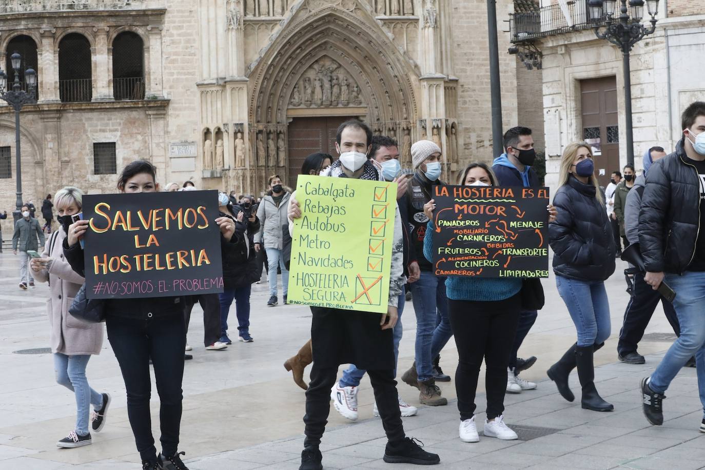 Alrededor de 250 personas han acudido este lunes a las puertas del Ayuntamiento de Valencia para protestar por el cierre de la hostelería, medida que decretó la semana pasada el Consell para combatir la tercera ola de coronavirus que tiene en jaque a los hospitales de la Comunitat. Sin embargo, ninguna asociación oficial ni patronal está detrás de esta convocatoria, según indican desde la Federación de Hosteleros de Valencia, la Coordinadora de Barrios de Hostelería de Valencia y la Asociación de Hosteleros de Ruzafa.