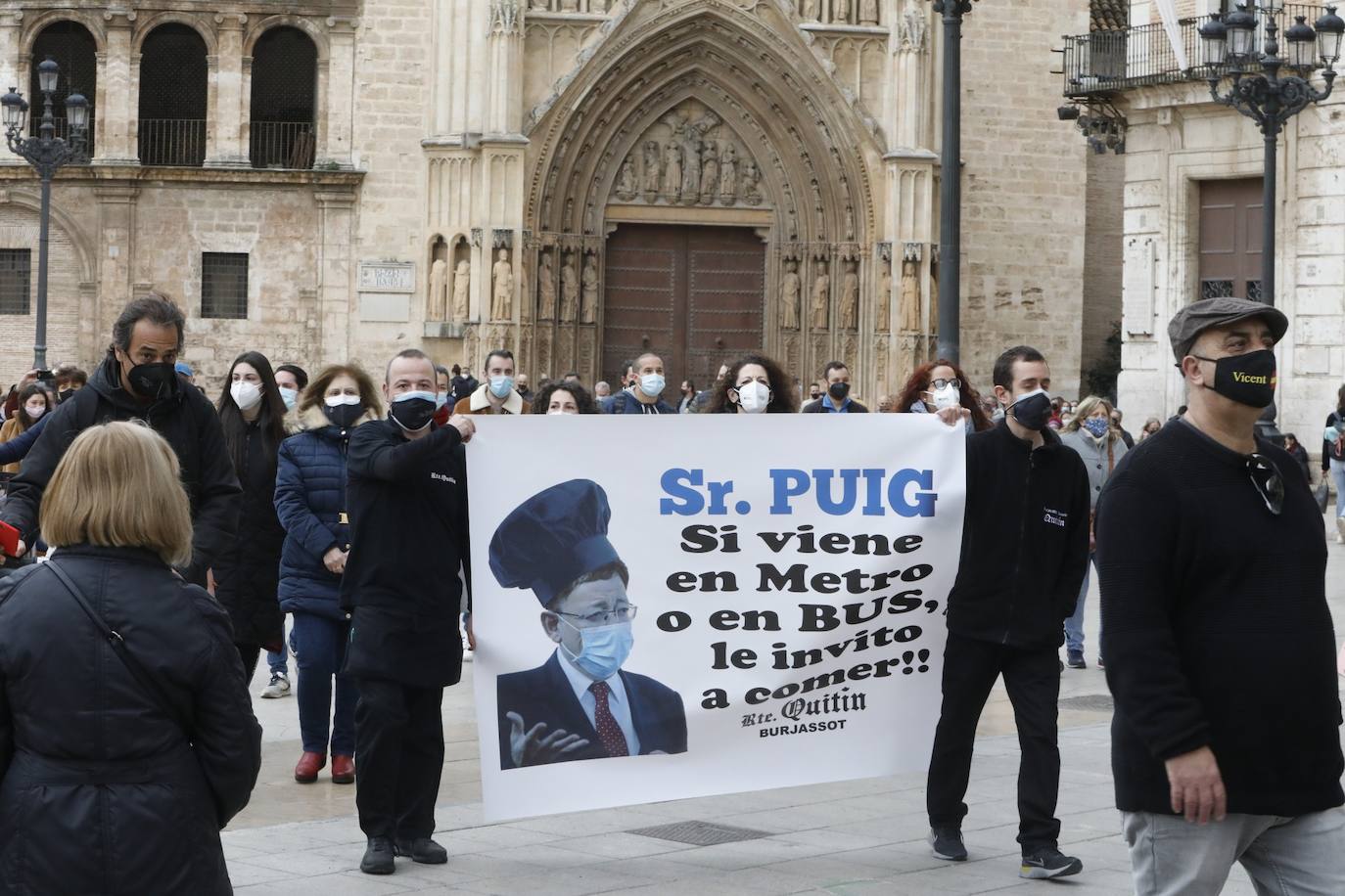 Alrededor de 250 personas han acudido este lunes a las puertas del Ayuntamiento de Valencia para protestar por el cierre de la hostelería, medida que decretó la semana pasada el Consell para combatir la tercera ola de coronavirus que tiene en jaque a los hospitales de la Comunitat. Sin embargo, ninguna asociación oficial ni patronal está detrás de esta convocatoria, según indican desde la Federación de Hosteleros de Valencia, la Coordinadora de Barrios de Hostelería de Valencia y la Asociación de Hosteleros de Ruzafa.