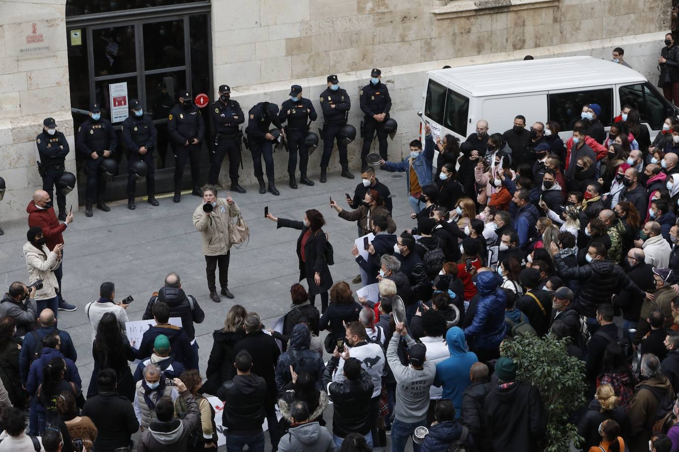 Alrededor de 250 personas han acudido este lunes a las puertas del Ayuntamiento de Valencia para protestar por el cierre de la hostelería, medida que decretó la semana pasada el Consell para combatir la tercera ola de coronavirus que tiene en jaque a los hospitales de la Comunitat. Sin embargo, ninguna asociación oficial ni patronal está detrás de esta convocatoria, según indican desde la Federación de Hosteleros de Valencia, la Coordinadora de Barrios de Hostelería de Valencia y la Asociación de Hosteleros de Ruzafa.