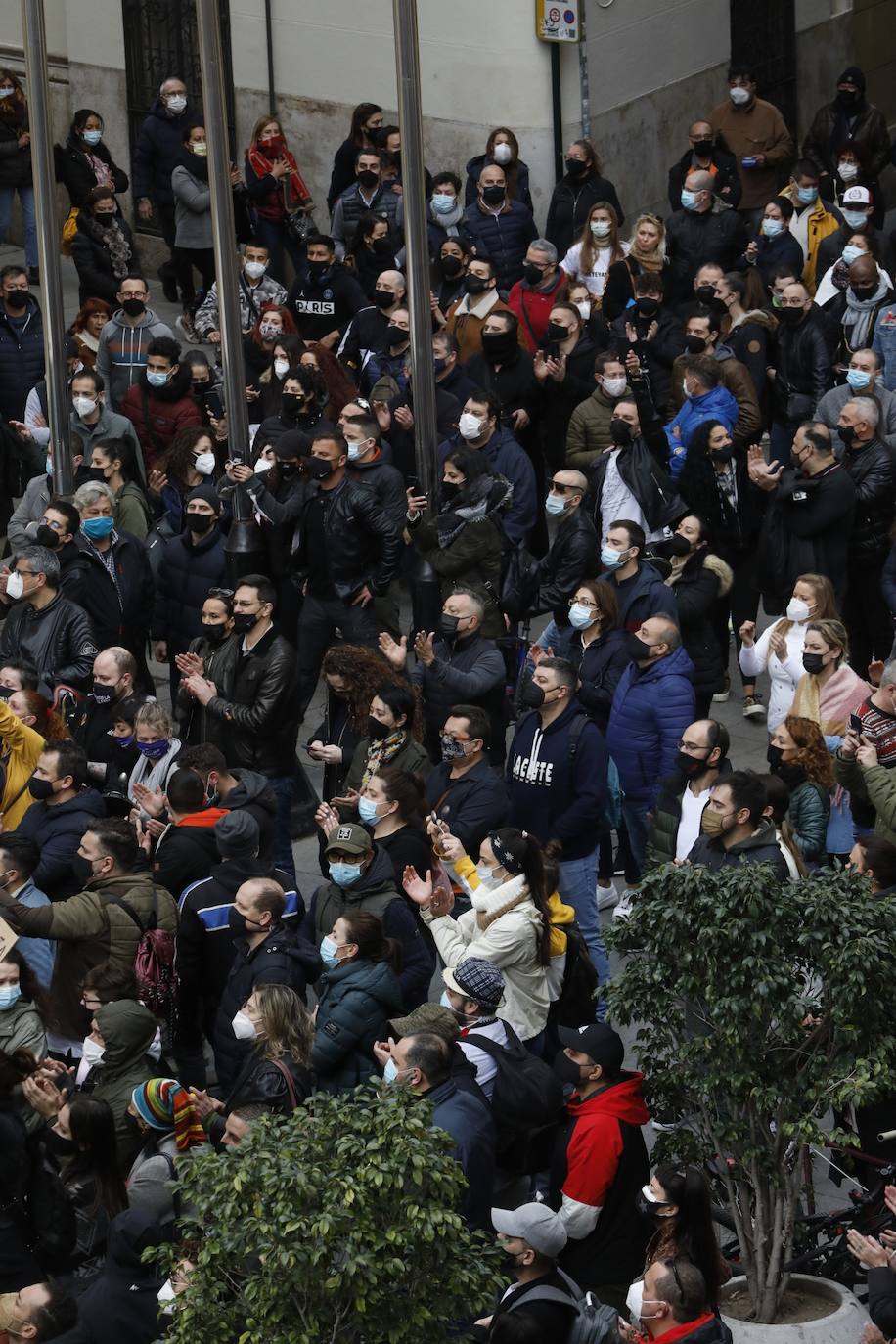 Alrededor de 250 personas han acudido este lunes a las puertas del Ayuntamiento de Valencia para protestar por el cierre de la hostelería, medida que decretó la semana pasada el Consell para combatir la tercera ola de coronavirus que tiene en jaque a los hospitales de la Comunitat. Sin embargo, ninguna asociación oficial ni patronal está detrás de esta convocatoria, según indican desde la Federación de Hosteleros de Valencia, la Coordinadora de Barrios de Hostelería de Valencia y la Asociación de Hosteleros de Ruzafa.