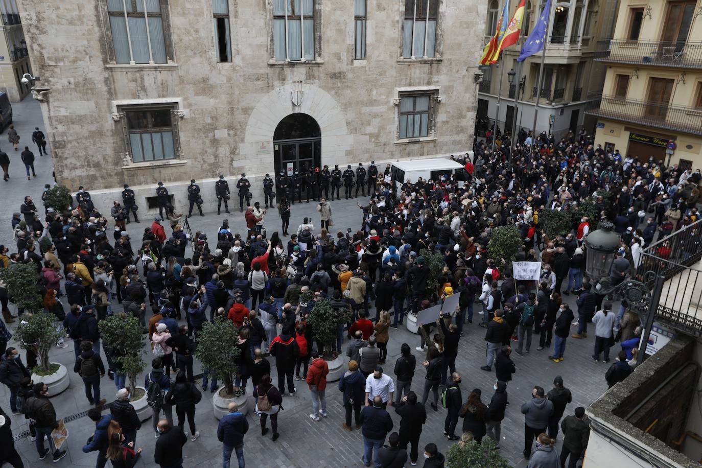 Alrededor de 250 personas han acudido este lunes a las puertas del Ayuntamiento de Valencia para protestar por el cierre de la hostelería, medida que decretó la semana pasada el Consell para combatir la tercera ola de coronavirus que tiene en jaque a los hospitales de la Comunitat. Sin embargo, ninguna asociación oficial ni patronal está detrás de esta convocatoria, según indican desde la Federación de Hosteleros de Valencia, la Coordinadora de Barrios de Hostelería de Valencia y la Asociación de Hosteleros de Ruzafa.