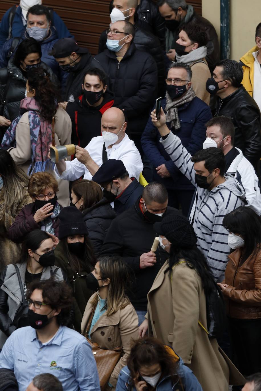 Alrededor de 250 personas han acudido este lunes a las puertas del Ayuntamiento de Valencia para protestar por el cierre de la hostelería, medida que decretó la semana pasada el Consell para combatir la tercera ola de coronavirus que tiene en jaque a los hospitales de la Comunitat. Sin embargo, ninguna asociación oficial ni patronal está detrás de esta convocatoria, según indican desde la Federación de Hosteleros de Valencia, la Coordinadora de Barrios de Hostelería de Valencia y la Asociación de Hosteleros de Ruzafa.