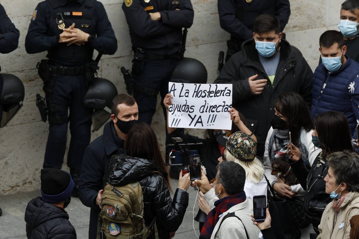 Alrededor de 250 personas han acudido este lunes a las puertas del Ayuntamiento de Valencia para protestar por el cierre de la hostelería, medida que decretó la semana pasada el Consell para combatir la tercera ola de coronavirus que tiene en jaque a los hospitales de la Comunitat. Sin embargo, ninguna asociación oficial ni patronal está detrás de esta convocatoria, según indican desde la Federación de Hosteleros de Valencia, la Coordinadora de Barrios de Hostelería de Valencia y la Asociación de Hosteleros de Ruzafa.