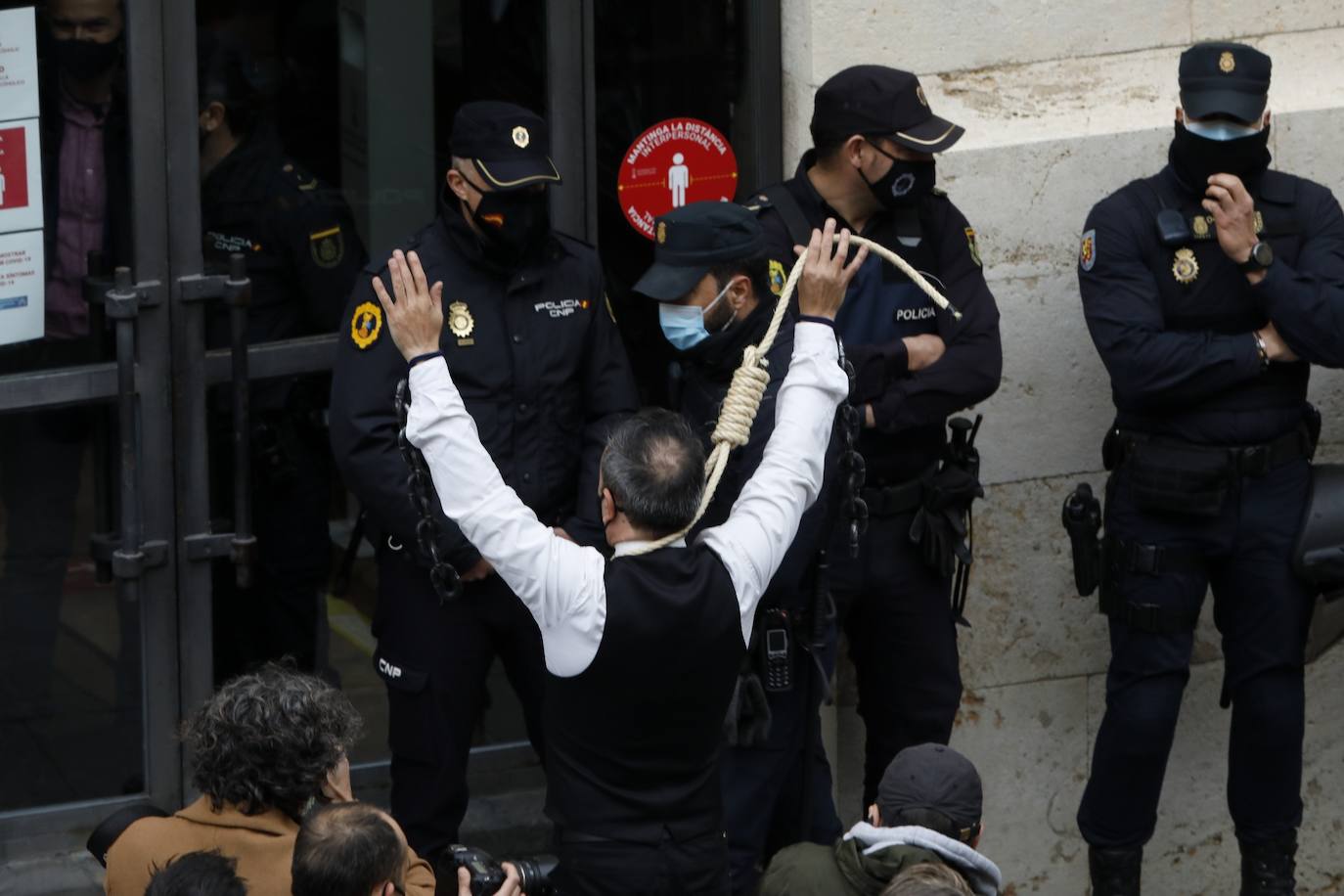 Alrededor de 250 personas han acudido este lunes a las puertas del Ayuntamiento de Valencia para protestar por el cierre de la hostelería, medida que decretó la semana pasada el Consell para combatir la tercera ola de coronavirus que tiene en jaque a los hospitales de la Comunitat. Sin embargo, ninguna asociación oficial ni patronal está detrás de esta convocatoria, según indican desde la Federación de Hosteleros de Valencia, la Coordinadora de Barrios de Hostelería de Valencia y la Asociación de Hosteleros de Ruzafa.