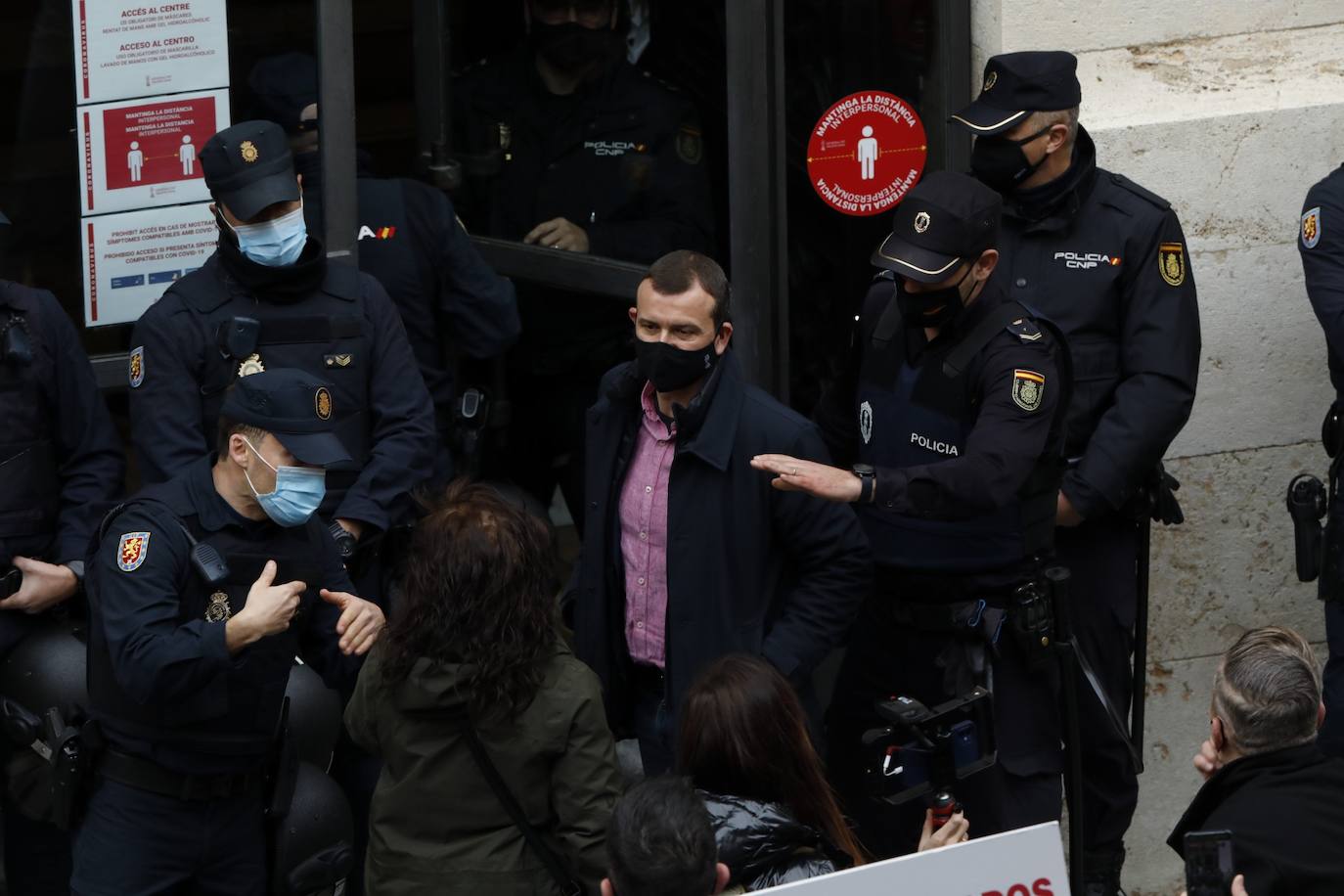 Alrededor de 250 personas han acudido este lunes a las puertas del Ayuntamiento de Valencia para protestar por el cierre de la hostelería, medida que decretó la semana pasada el Consell para combatir la tercera ola de coronavirus que tiene en jaque a los hospitales de la Comunitat. Sin embargo, ninguna asociación oficial ni patronal está detrás de esta convocatoria, según indican desde la Federación de Hosteleros de Valencia, la Coordinadora de Barrios de Hostelería de Valencia y la Asociación de Hosteleros de Ruzafa.