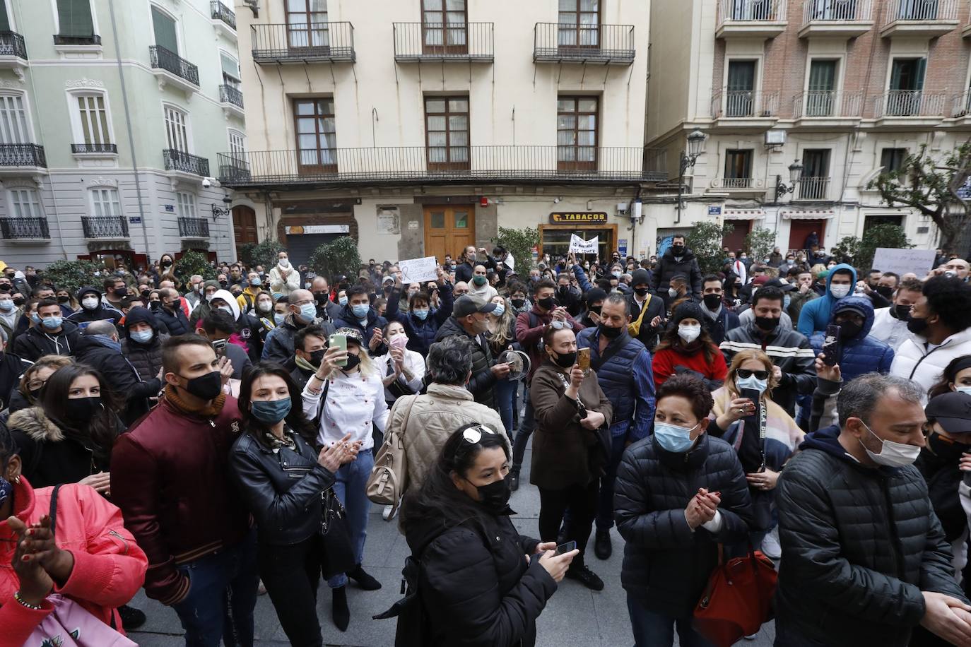 Alrededor de 250 personas han acudido este lunes a las puertas del Ayuntamiento de Valencia para protestar por el cierre de la hostelería, medida que decretó la semana pasada el Consell para combatir la tercera ola de coronavirus que tiene en jaque a los hospitales de la Comunitat. Sin embargo, ninguna asociación oficial ni patronal está detrás de esta convocatoria, según indican desde la Federación de Hosteleros de Valencia, la Coordinadora de Barrios de Hostelería de Valencia y la Asociación de Hosteleros de Ruzafa.