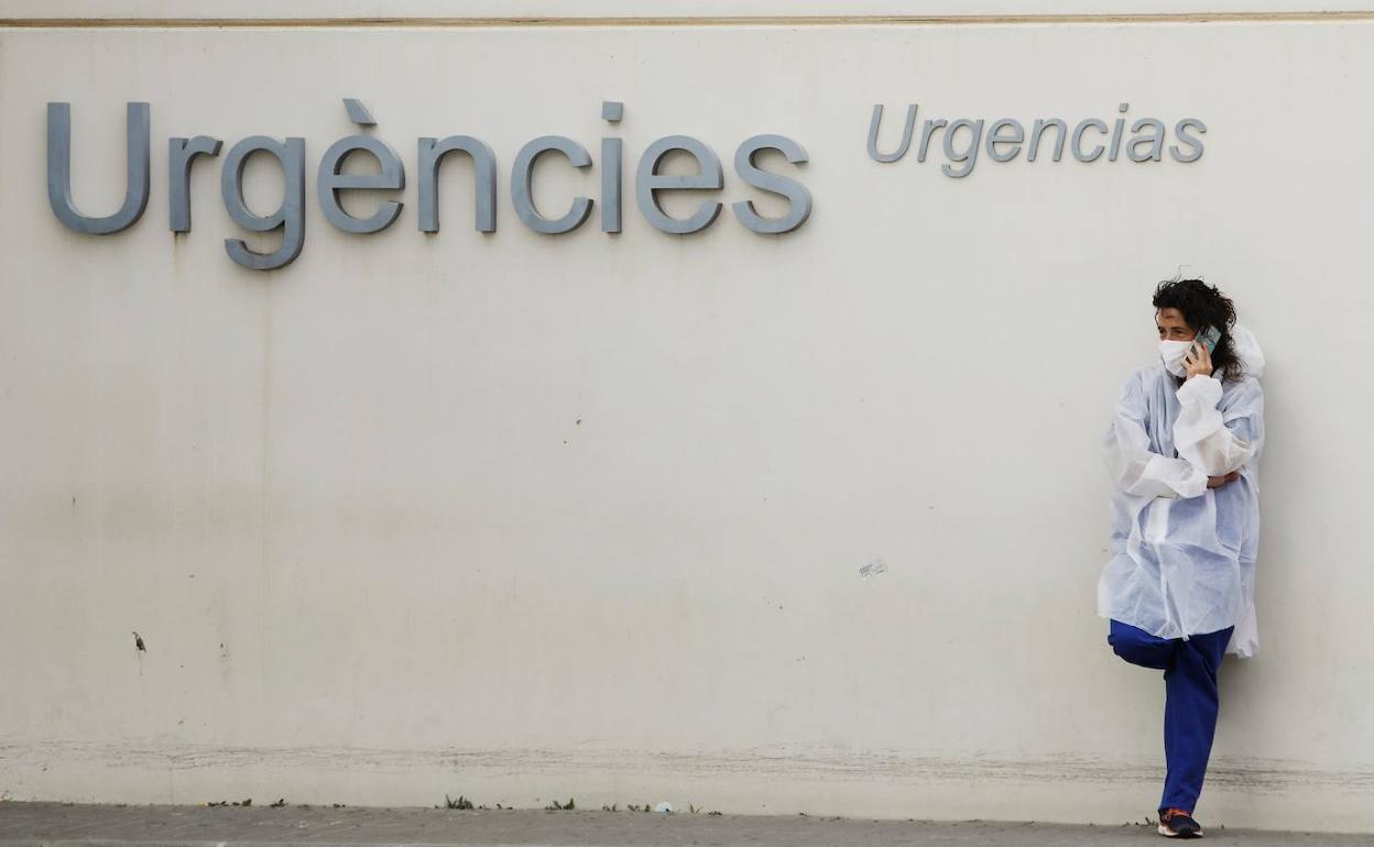 Personal sanitario aguarda ante la zona de urgencias del Hospital La Fe de Valencia.