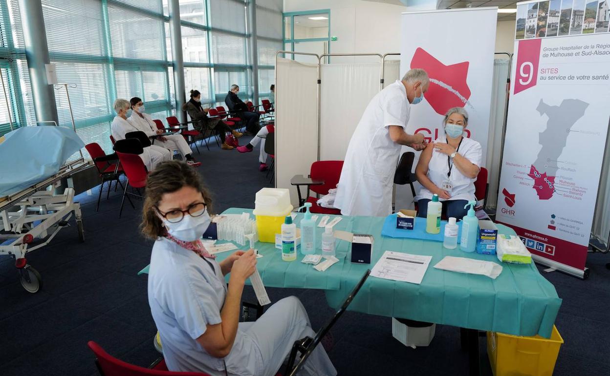 Vacunación del personal sanitario en el hospital Emile Muller, en Mulhouse (Francia).