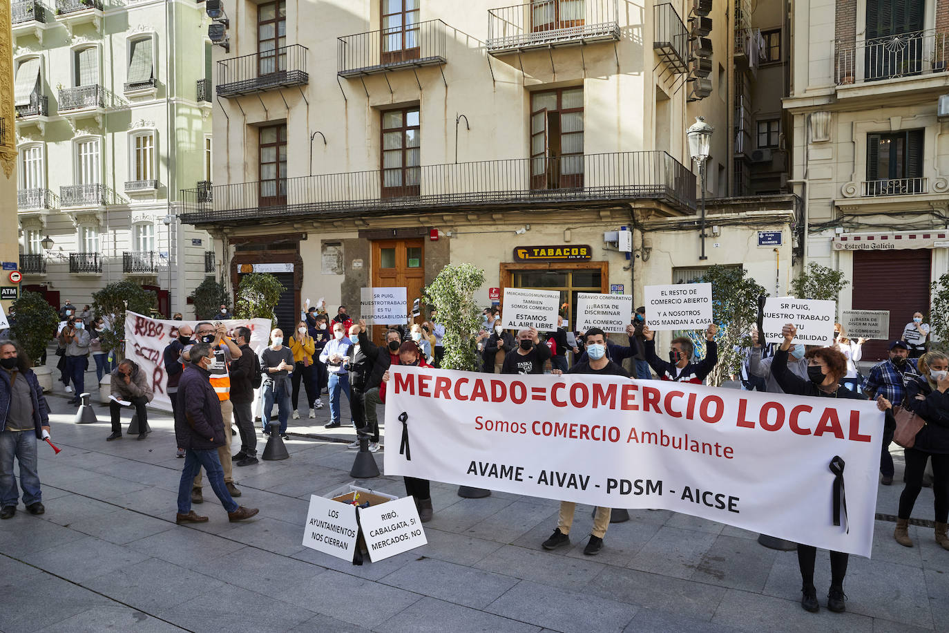 Los vendedores de los mercadillos cargan contra la suspensión de las ventas mientras los hosteleros ven un «insulto» las ayudas de la Generalitat.