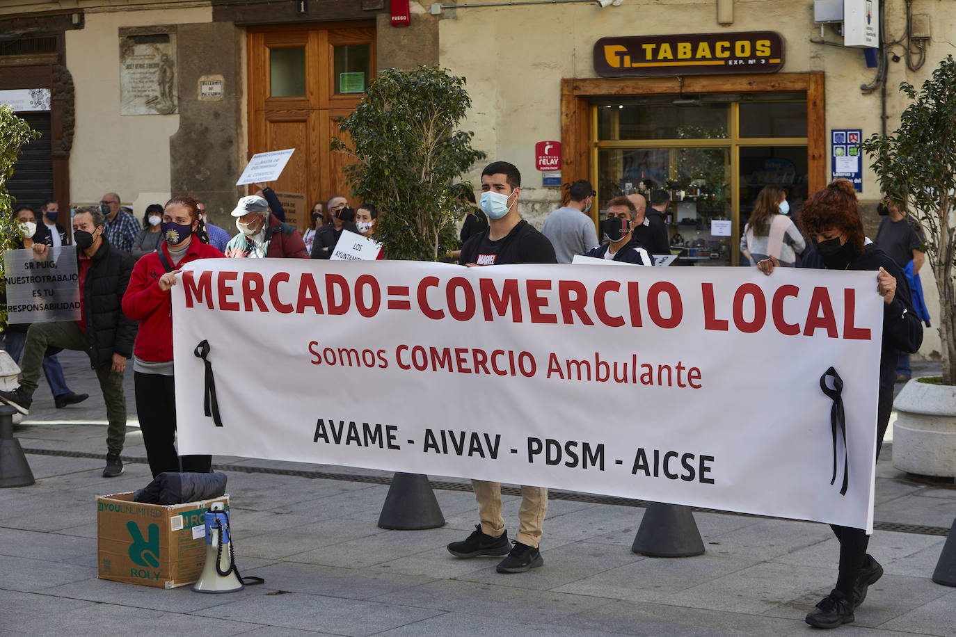 Los vendedores de los mercadillos cargan contra la suspensión de las ventas mientras los hosteleros ven un «insulto» las ayudas de la Generalitat.