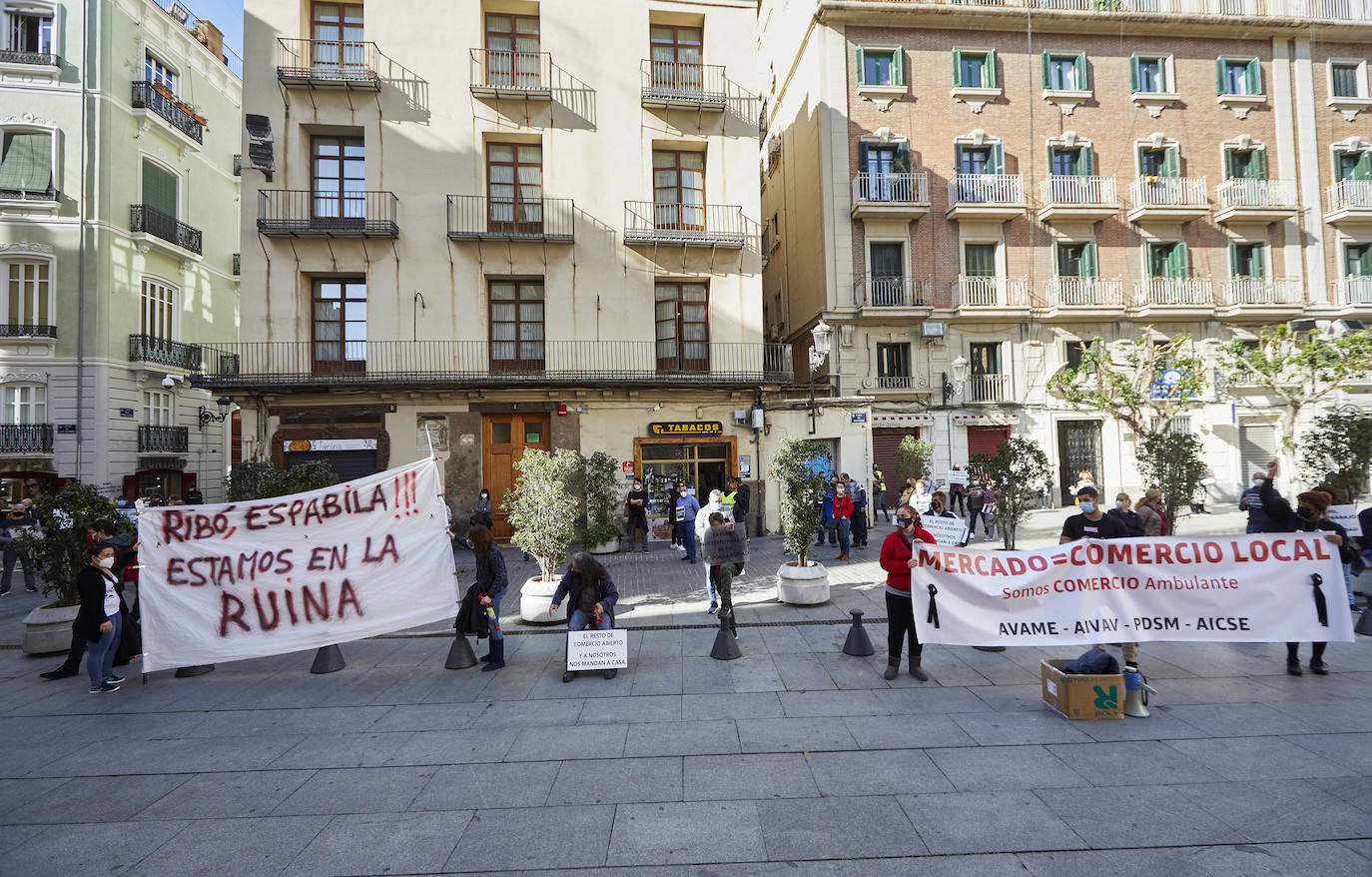 Los vendedores de los mercadillos cargan contra la suspensión de las ventas mientras los hosteleros ven un «insulto» las ayudas de la Generalitat.