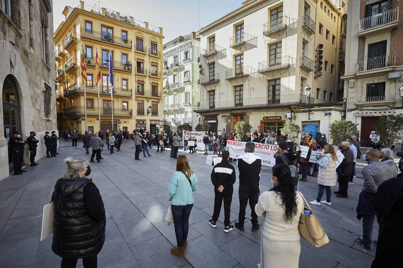 Los vendedores de los mercadillos cargan contra la suspensión de las ventas mientras los hosteleros ven un «insulto» las ayudas de la Generalitat.