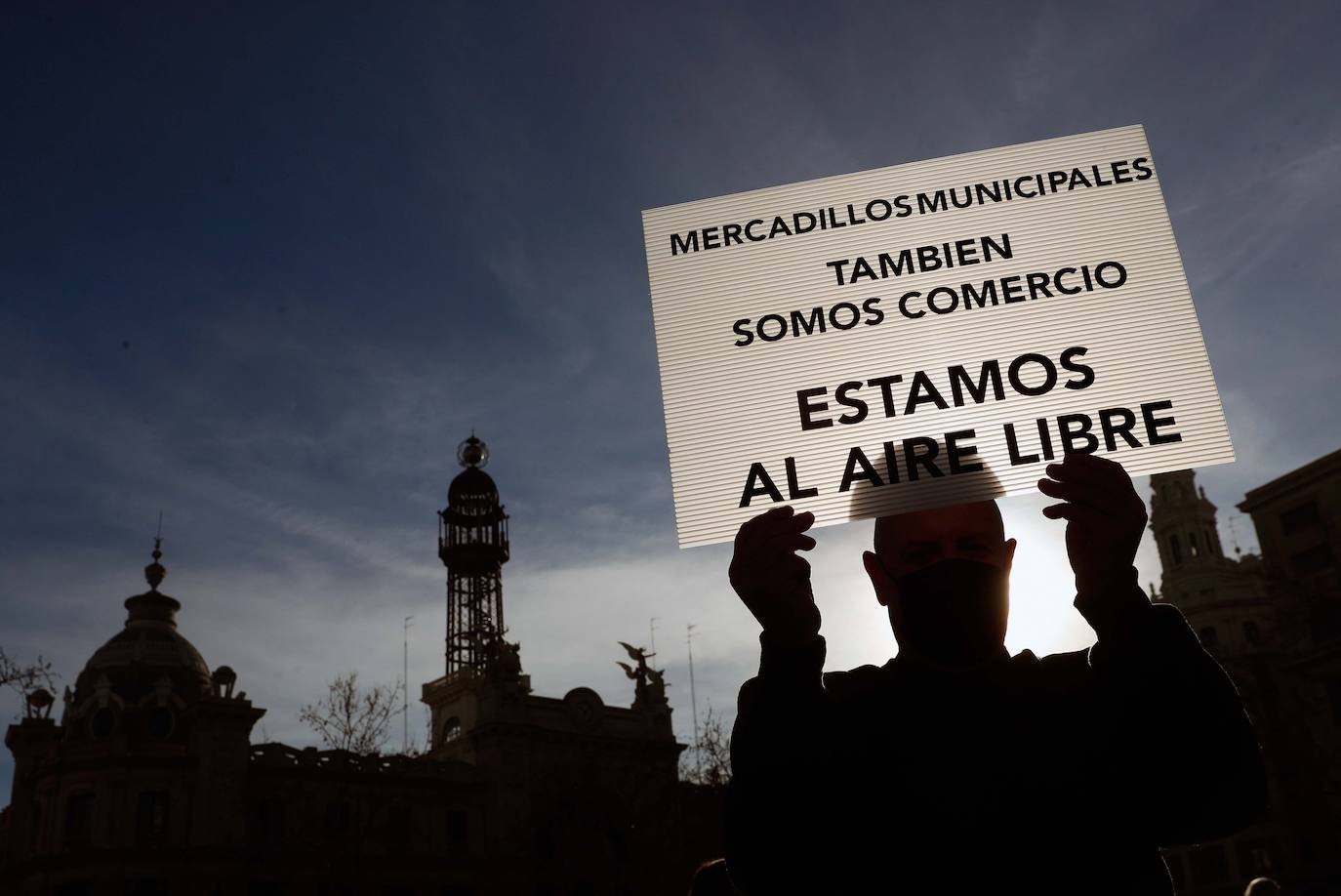 Los vendedores de los mercadillos cargan contra la suspensión de las ventas mientras los hosteleros ven un «insulto» las ayudas de la Generalitat.