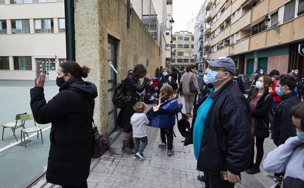 Familias durante la salida de los alumnos de un centro valenciano. 