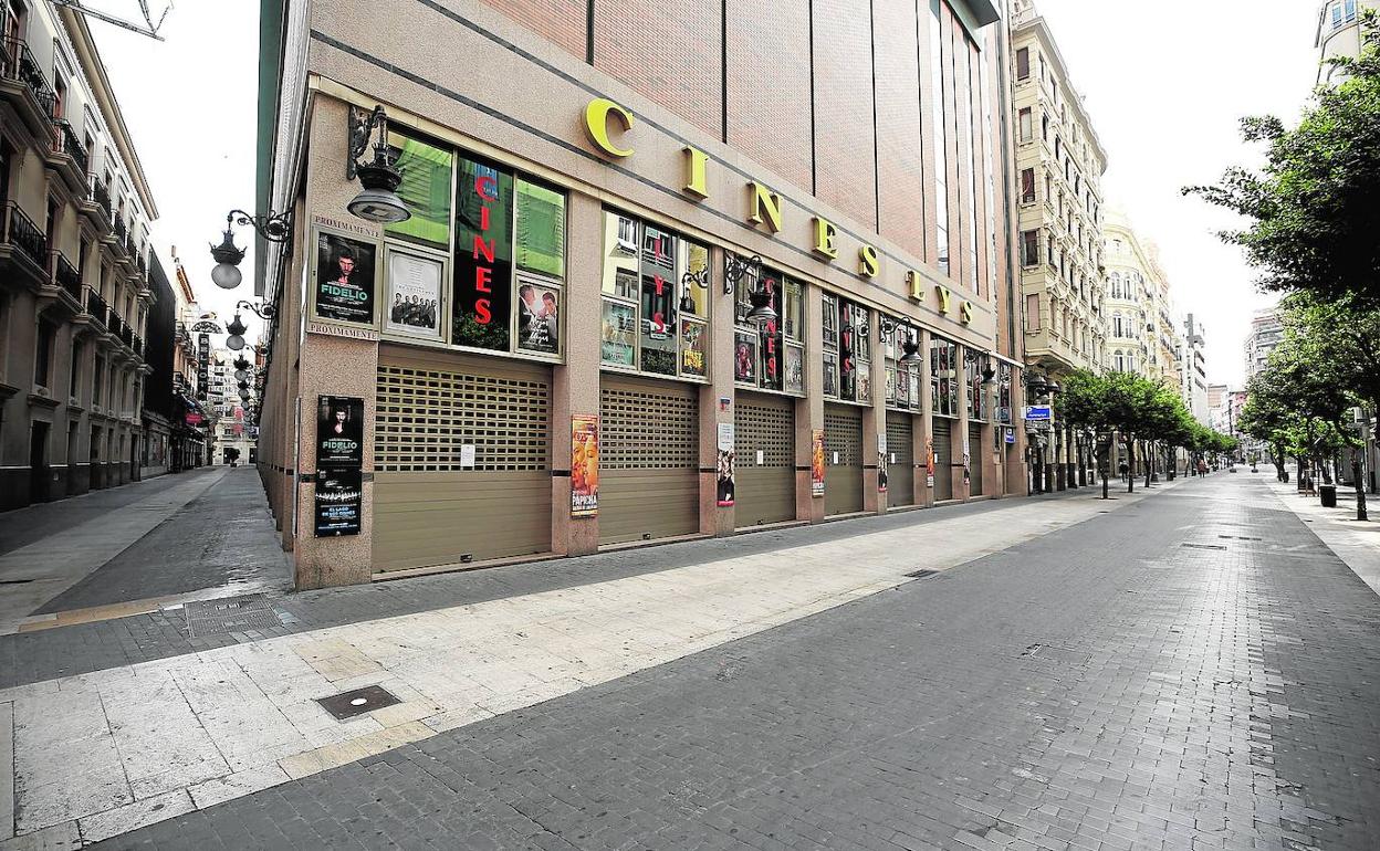 Fachada de los Cines Lys de Valencia con las persianas bajadas durante el confinamiento. 