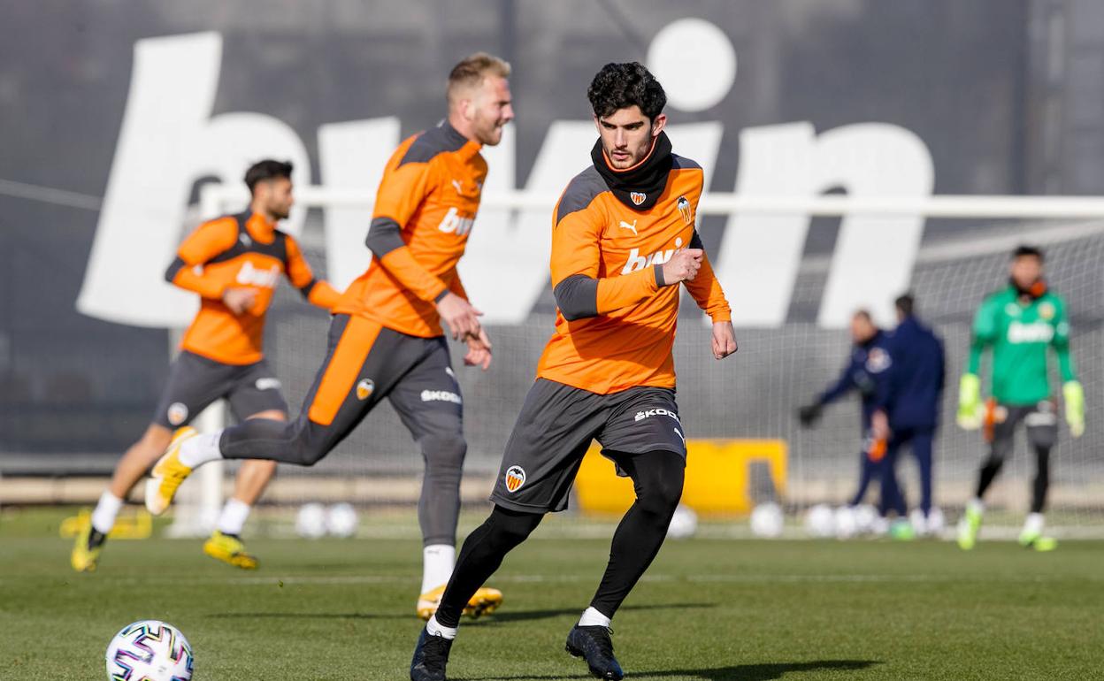 Guedes, durante un entrenamiento en Paterna.