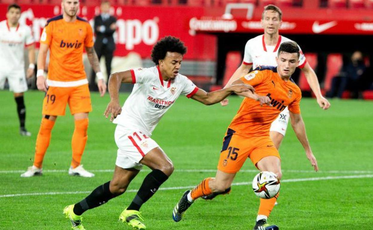 Guillamón disputa el balón con Kounde durante el partido de Copa en Sevilla. 