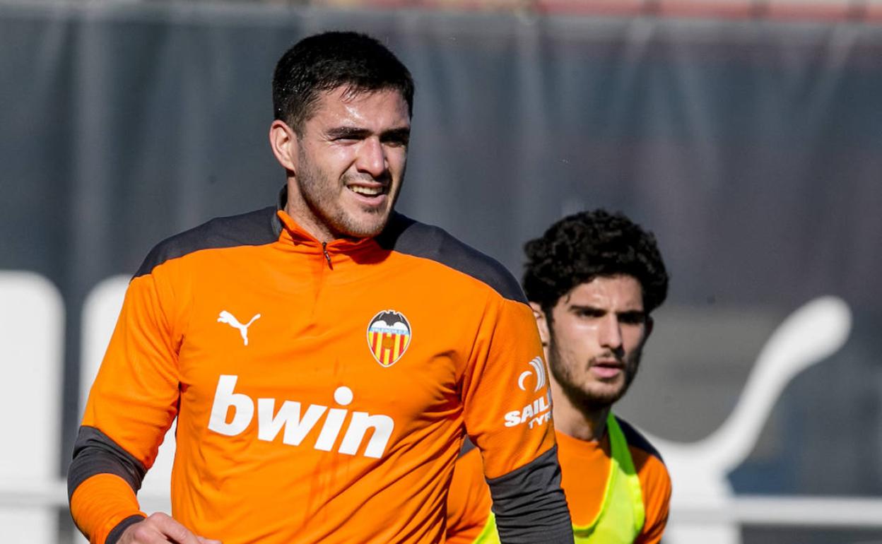 Maxi Gómez, en primer plano, con Guedes detrás, ayer en el entrenamiento del Valencia en Paterna. 