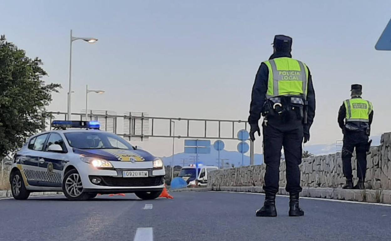 Control de la Policía Local de Alicante para hacer cumplir las restricciones frente al coronavirus. 