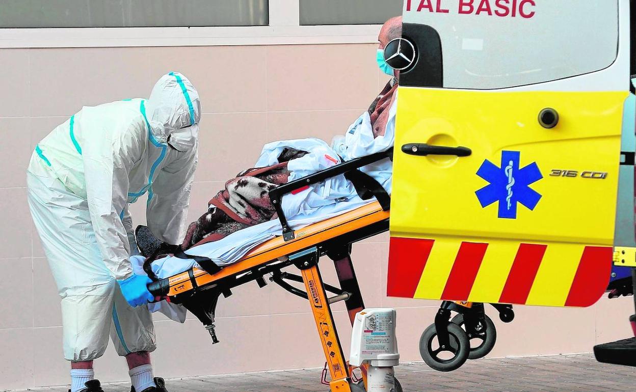 Personal sanitario traslada a un enfermo en el hospital Clínico de Valencia.