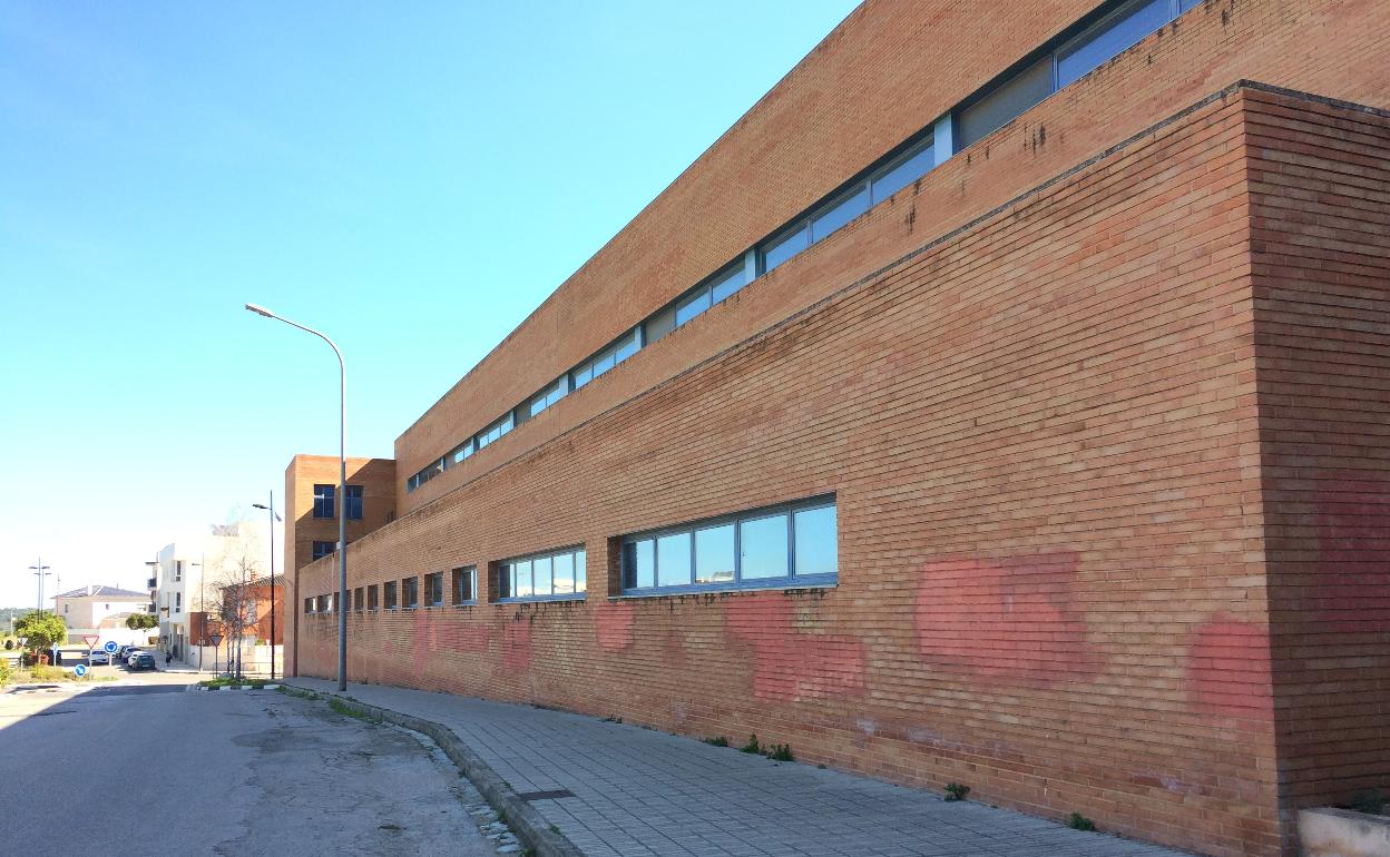 Uno de los laterales del instituto Vall de la Safor de Villalonga.