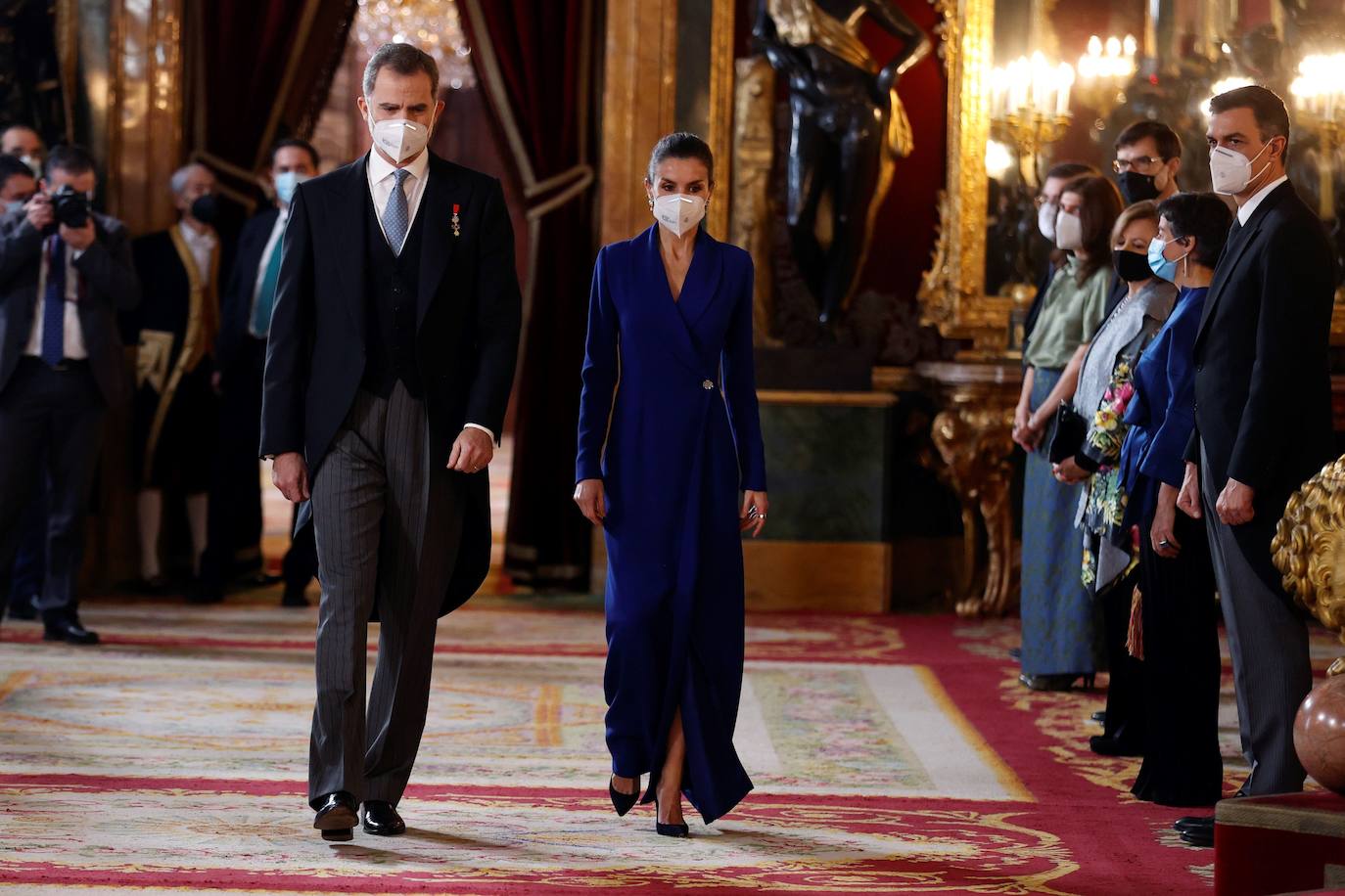 Los Reyes recibieron este jueves, en el Palacio Real, al Cuerpo Diplomático acreditado en España. Un acto solemne para el que la Reina Letizia ha rescatado el espectacular vestido azulón que ya estrenó en la Pascua Militar de 2020