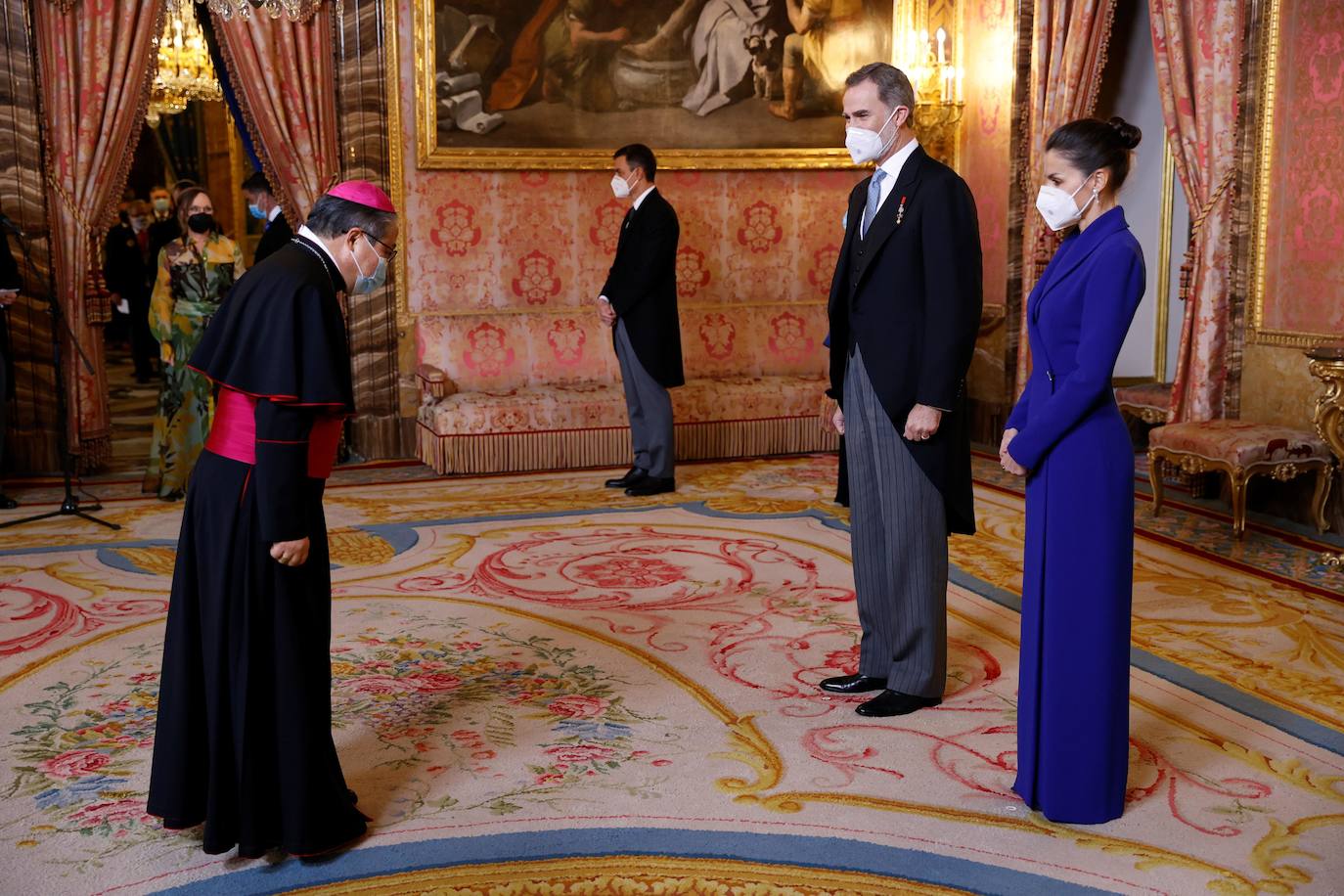 Los Reyes recibieron este jueves, en el Palacio Real, al Cuerpo Diplomático acreditado en España. Un acto solemne para el que la Reina Letizia ha rescatado el espectacular vestido azulón que ya estrenó en la Pascua Militar de 2020