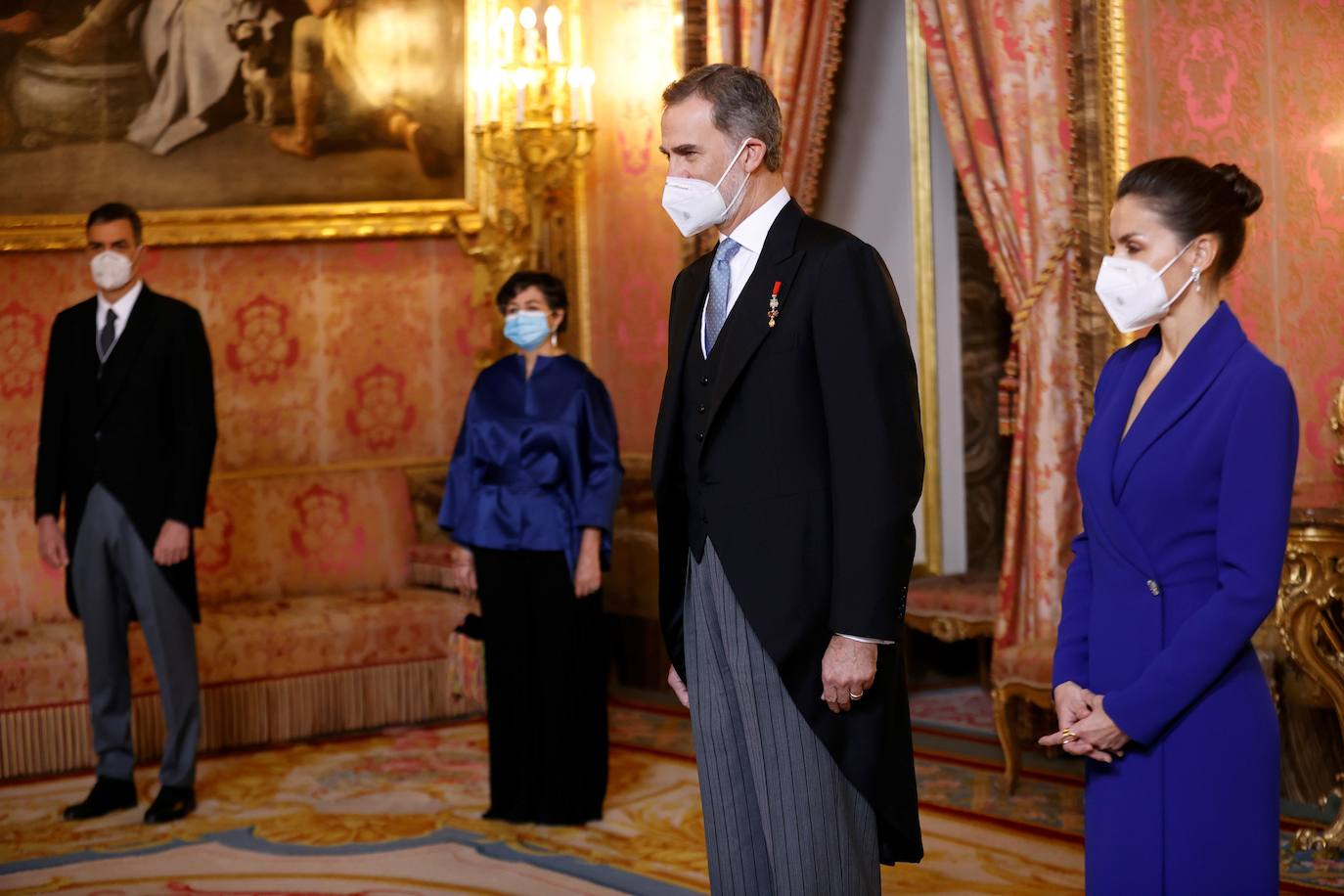 Los Reyes recibieron este jueves, en el Palacio Real, al Cuerpo Diplomático acreditado en España. Un acto solemne para el que la Reina Letizia ha rescatado el espectacular vestido azulón que ya estrenó en la Pascua Militar de 2020