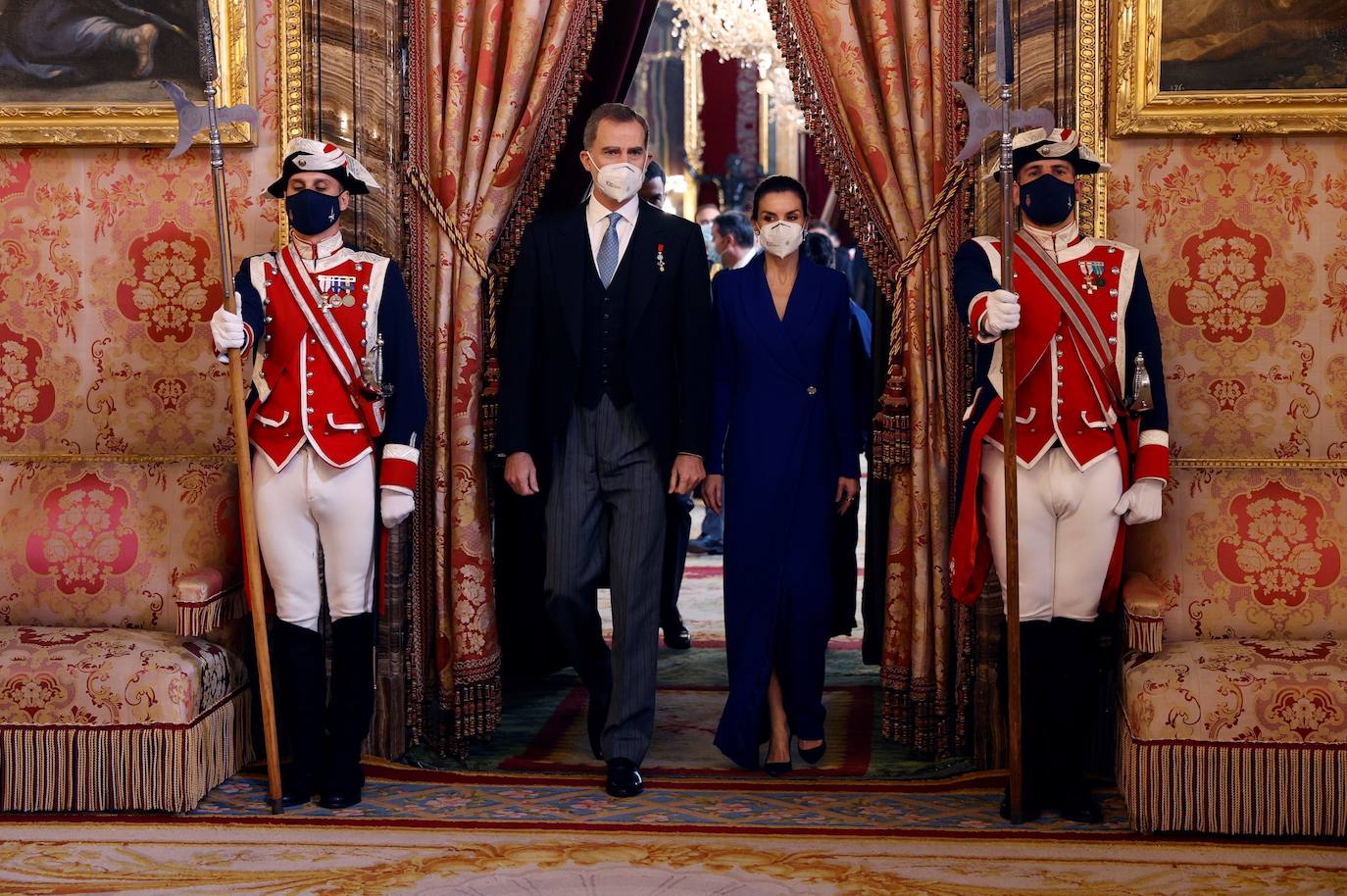 Los Reyes recibieron este jueves, en el Palacio Real, al Cuerpo Diplomático acreditado en España. Un acto solemne para el que la Reina Letizia ha rescatado el espectacular vestido azulón que ya estrenó en la Pascua Militar de 2020