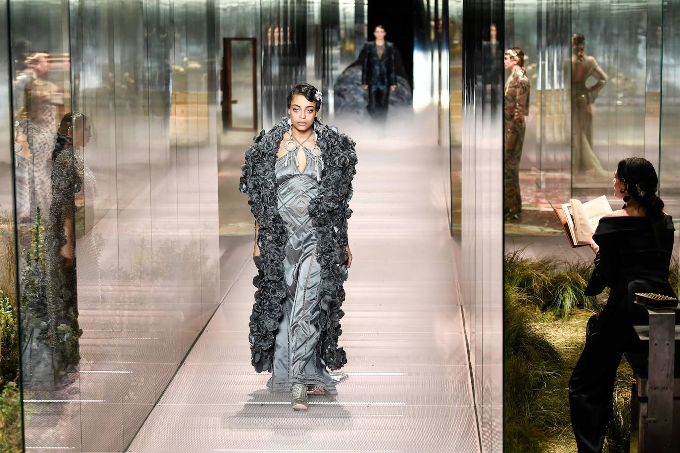 Seis semanas después de su primer encuentro digitalizado, la pasarela parisina reabre sus puertas en un encuentro virtual donde más de 70 marcas presentan hasta el próximo domingo sus propuestas para hombre para la temporada otoño-invierno 2021/2022 en una plataforma de vídeos en línea.