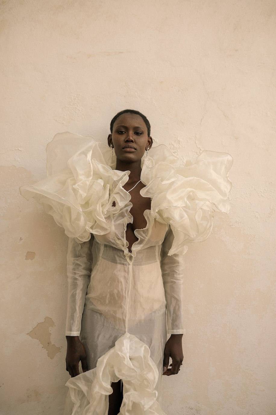 Seis semanas después de su primer encuentro digitalizado, la pasarela parisina reabre sus puertas en un encuentro virtual donde más de 70 marcas presentan hasta el próximo domingo sus propuestas para hombre para la temporada otoño-invierno 2021/2022 en una plataforma de vídeos en línea.