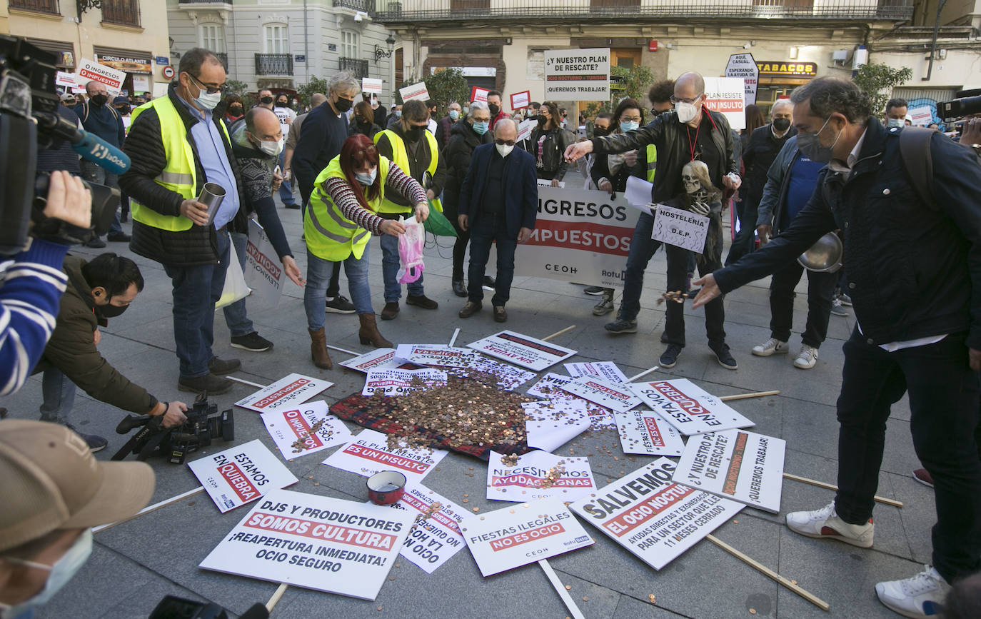 El sector del ocio y la hostelería se manifestó la semana pasada a las puertas del Palau de la Generalitat mientras que más de 1.000 vehículos circularon por la ciudad de Valencia en protesta por el cierre.