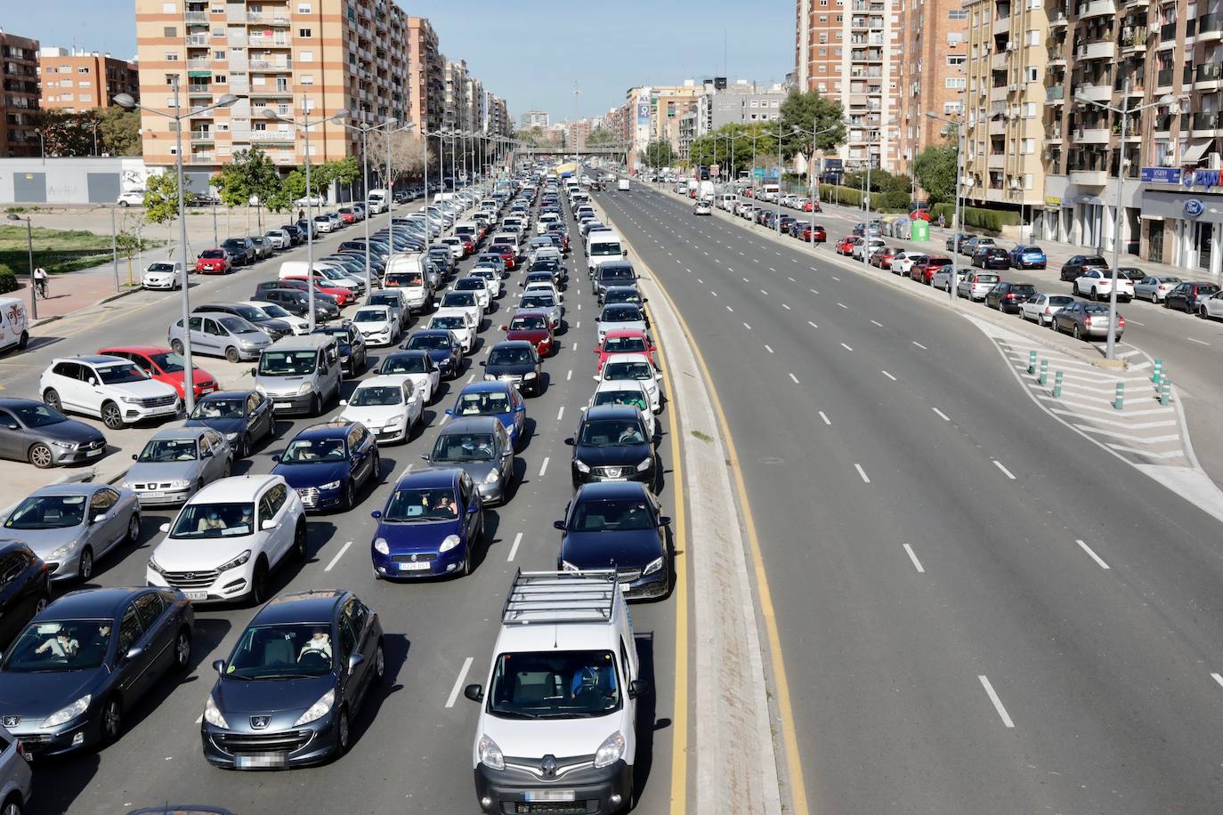 El éxodo masivo de coches atascó las salidas de Valencia durante el primer fin de semana del cierre perimetral de la ciudad.