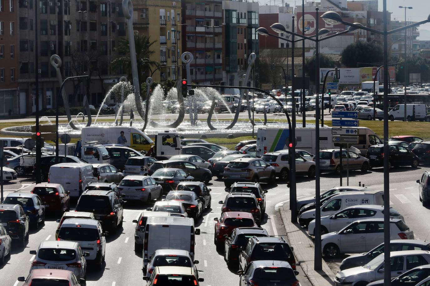 El éxodo masivo de coches atascó las salidas de Valencia durante el primer fin de semana del cierre perimetral de la ciudad.