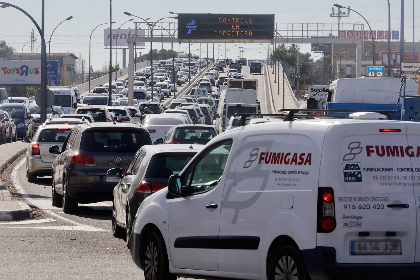 El éxodo masivo de coches atascó las salidas de Valencia durante el primer fin de semana del cierre perimetral de la ciudad.