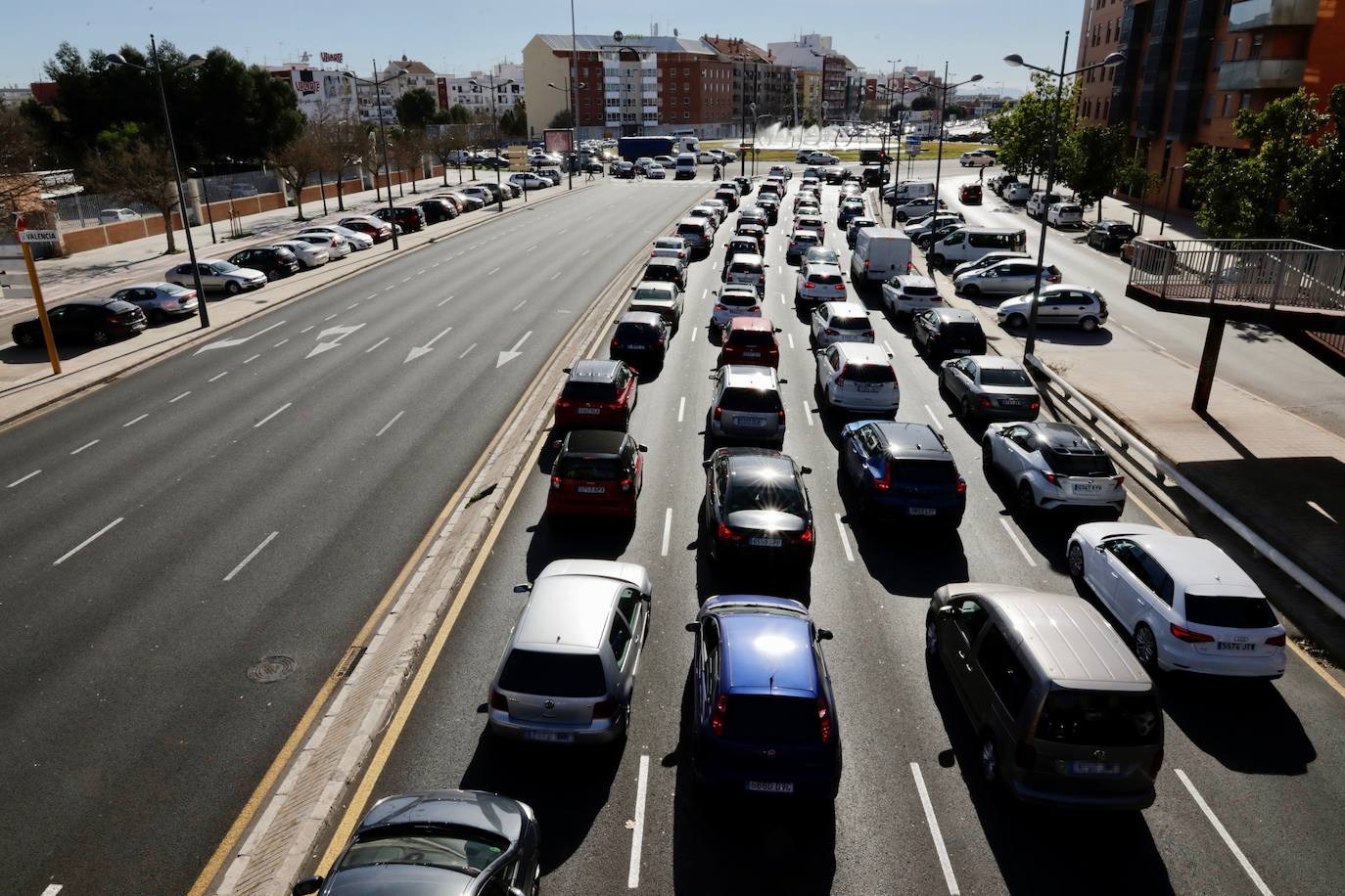 El éxodo masivo de coches atascó las salidas de Valencia durante el primer fin de semana del cierre perimetral de la ciudad.