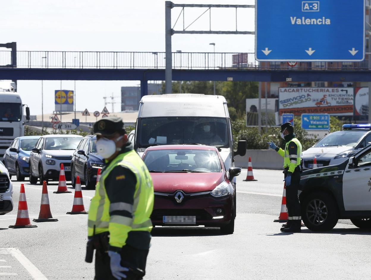 Control de la Guardia Civil en el acceso a Valencia por la A-3. jesús signes