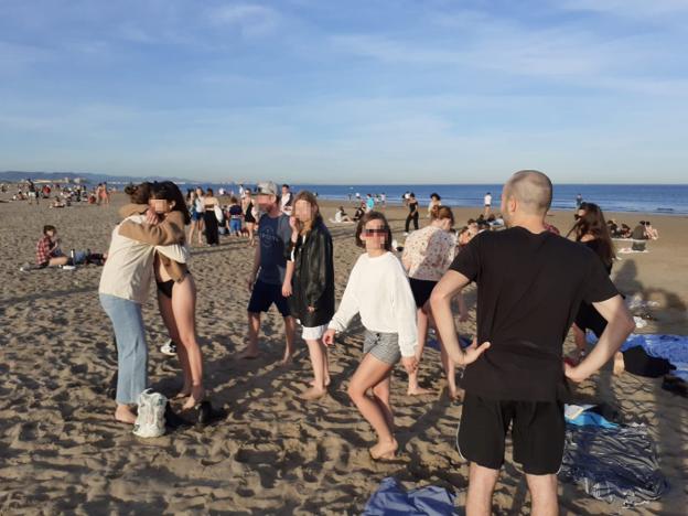 Grupos de jóvenes, el jueves, en la playa de la Malvarrosa, sin respetar el límite de dos personas y sin mascarillas. 