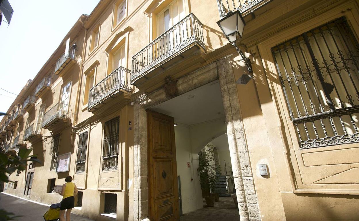 Fachada del edificio que fue sede del Teatro Escalante. 